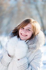 年轻女子冬季肖像。浅景深