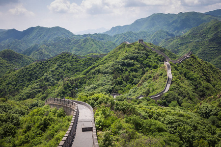 首都北京北部山区八达岭的中国万里长城全景图