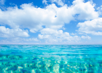 在蓝蓝的天空下 belearic 群岛绿松石海