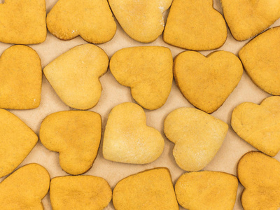自制生姜饼干的形状的心脏。从顶部的视图。背景