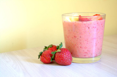 草莓和香蕉冰沙。健康食品