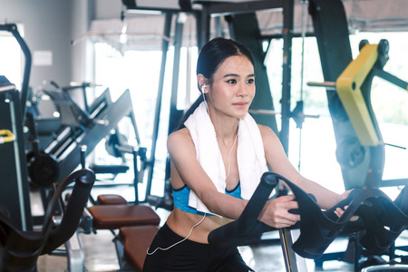 健身女工在健身房锻炼机器