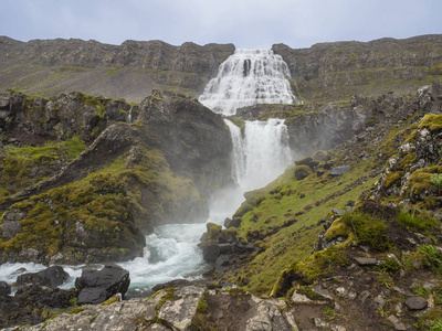 Dynjandi 瀑布, 最大在冰岛西部峡湾在夏天, 岩石, mossed 山, 小河并且蓝天背景