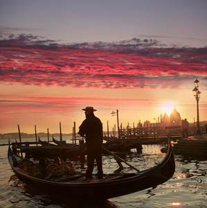 吊船在晚上，威尼斯，意大利
