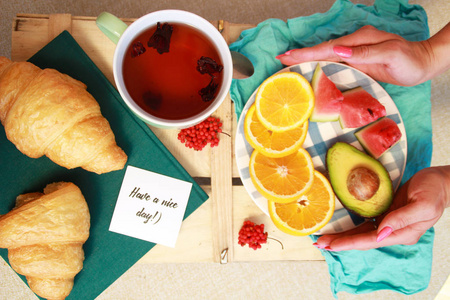 上午平躺在牛角面包, 杯茶和水果