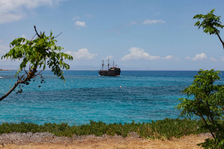 塞浦路斯, Protaras, 2018年5月。一艘海盗船在海上航行