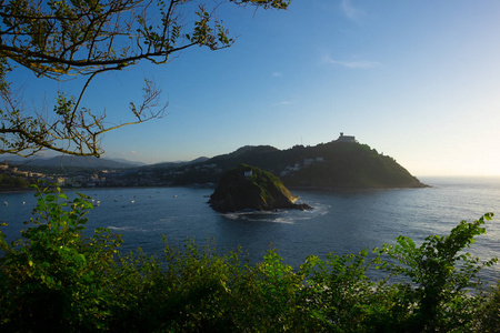 坎塔布连在巴斯克国家的圣塞巴斯蒂安市的海和鼻甲海滩