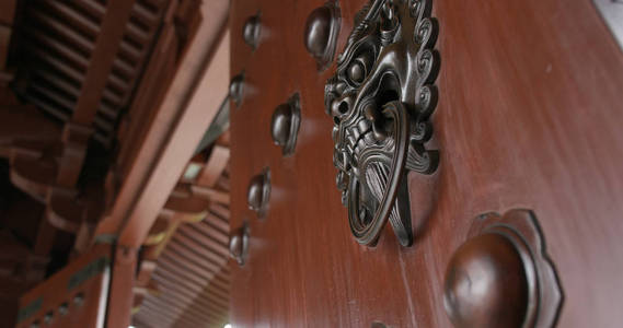狮子雕像门锁与中国传统建筑装饰