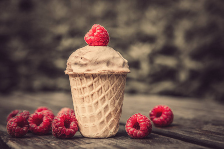 冰淇淋在华夫饼杯子与莓果浆果图片