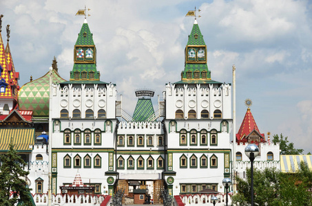 俄罗斯 Izmailovsky 克里姆林宫在莫斯科多云的蓝天下