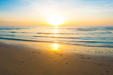 美丽的日出在热带沙滩上, 早晨阳光明媚的一天在海滩上