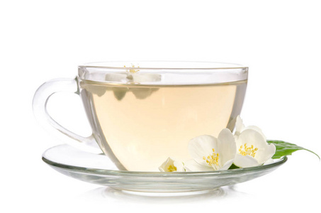 玻璃杯茶与茉莉花花和树叶在白色背景下分离