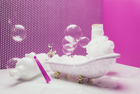 玩具浴与真正的大小个人卫生用品和肥皂泡在微型房间