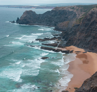 沙滩与石脊多云天气景观在夏季大西洋岩石海岸 哥斯达黎加 Vicentina, 阿尔加维, 葡萄牙。海浪浪