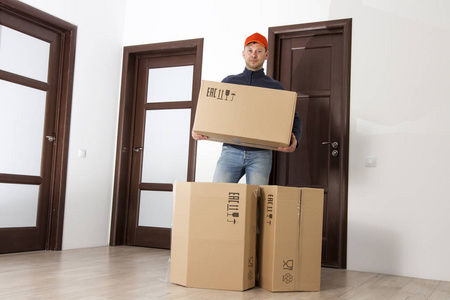 搬迁服务男子与纸板箱在室内公寓