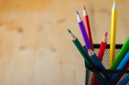在木质背景鲜艳的彩色铅笔。学校, 素描和绘画用品。Copyspace。场浅景深