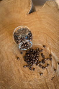 在一张桌子上的咖啡豆
