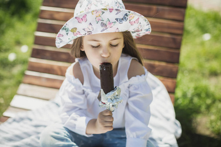 小女孩在公园里吃冰淇淋