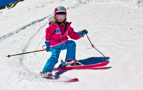 在山中的滑雪板上的女孩