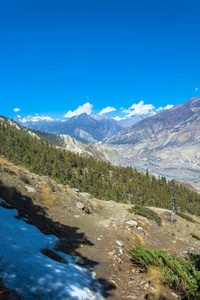 美丽的山风景俯瞰 Bagmati 河在晴朗的天, 尼泊尔