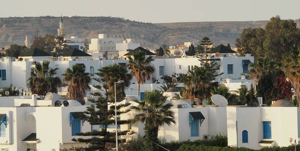 日落的看法在镇住宿。北非突尼斯