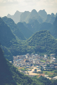 一个村庄的鸟瞰从月亮山山。阳朔, 中国, 亚洲