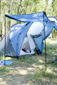 在森林里的草地上，帐篷