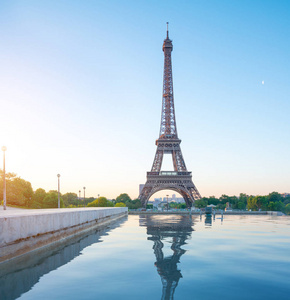 著名的巴黎埃菲尔铁塔在阳光明媚的日子里, 清晨的阳光映在湛蓝的水面上。