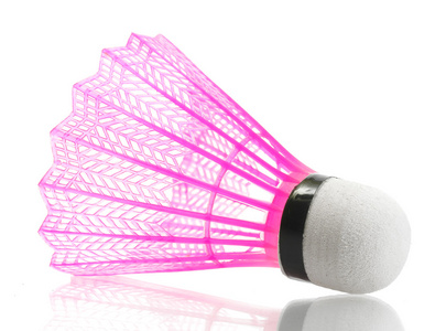 孤立在白色粉红色塑料羽毛球