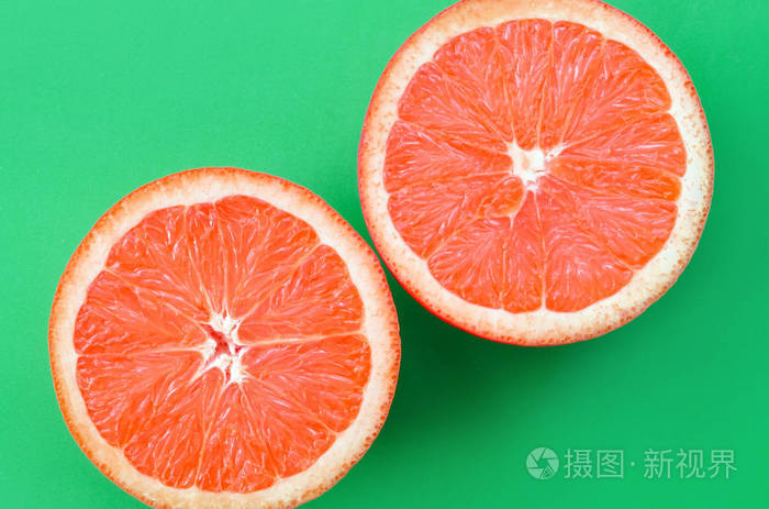 在明亮的背景绿色的一些柚子切片的顶部视图.饱和柑橘