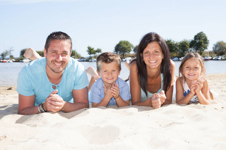 夏日假期, 与孩子们一起躺在欧洲大西洋海滩上的快乐美丽家庭全景