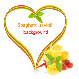 意大利面条 西红柿和辣椒面 绿色的罗勒