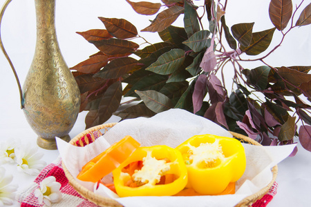 切碎甜椒的餐巾纸上柳条碗图片
