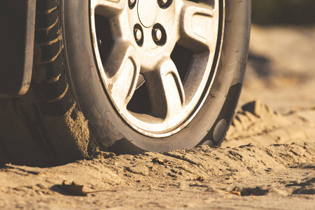 汽车车轮在沙子, 复古色调