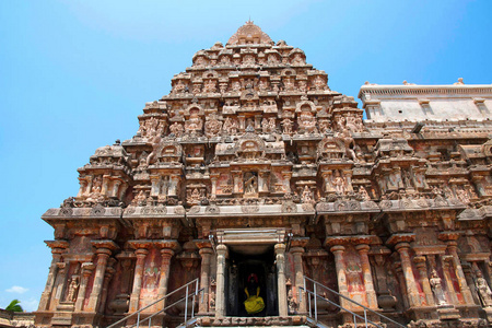 Gopura 和南部的龛墙, Airavatesvara 寺, Darasuram, 泰米尔纳德邦, 印度。从南看