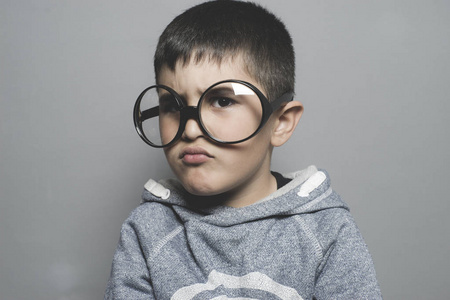 思考, 戴着大眼镜的男孩非常严肃和思考