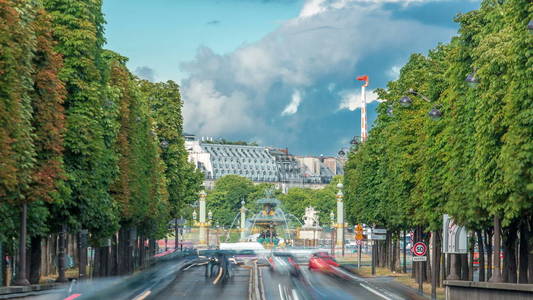 美丽的协和广场巴黎过程在方尖碑的著名喷泉叫方丹 des Fleuves。交通道路上，两边的绿树。巴黎，法国