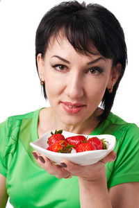 女孩摆着草莓, 孤立的白色背景, 健康食品概念