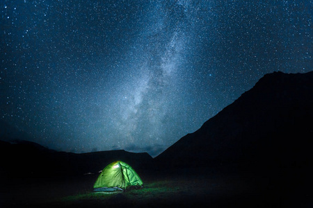 一个帐篷在夜空下闪闪发光, 乳白色可能充满群星。Elbrus 国家公园, 俄罗斯