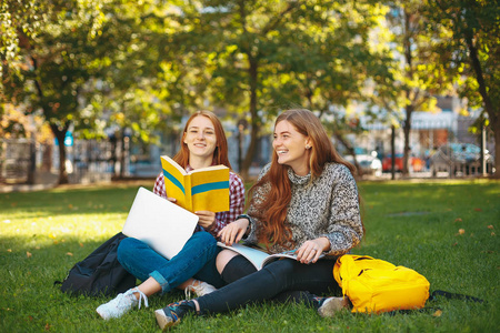 大学校园户外学习的学生