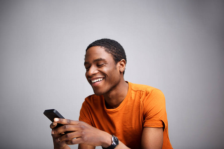 酷非裔美国人的肖像使用手机