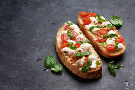 Caprese bruschetta 用樱桃西红柿, 意大利干酪和罗勒敬酒。文本的空间