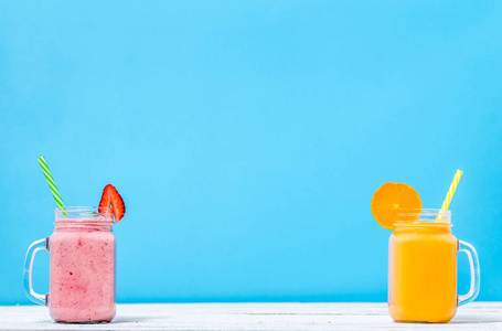 水果冰沙橙和草莓奶昔, 健康早餐概念