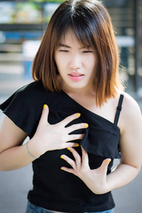 反流病妇女以胃酸倒流胃食管反流消化不良症状为特征的病态女性画像亚洲青年妇女保健模式