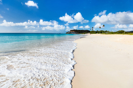 在白色的沙滩 绿松石海洋水和蓝天在加勒比地区的安提瓜岛田园热带达克伍德海滩