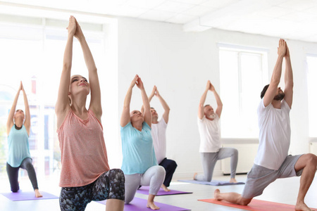 一群人在运动服练习室内瑜伽