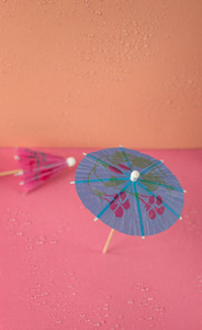 明亮的彩色雨伞, 海滩概念
