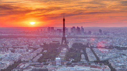 在日落 timelapse 的巴黎全景。巴黎法国蒙帕纳斯大厦观察甲板上的埃菲尔铁塔景观。夏日多彩的天空