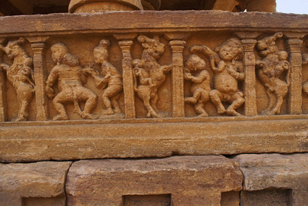 在入口板上雕刻。耆那寺, 名为吉安娜纳拉亚纳, Pattadakal, 卡纳卡, 印度。面板的上部区域有一系列 ghatapa