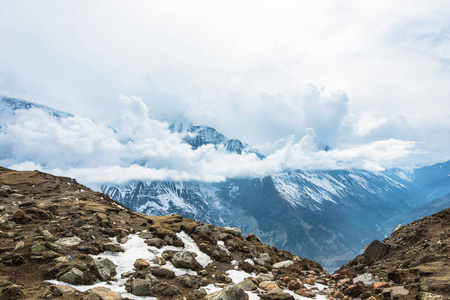 美丽的山风景与雪山和云彩在喜马拉雅山, 尼泊尔